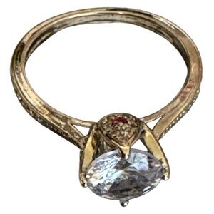Elegant Silver Ring with Clear Gemstone